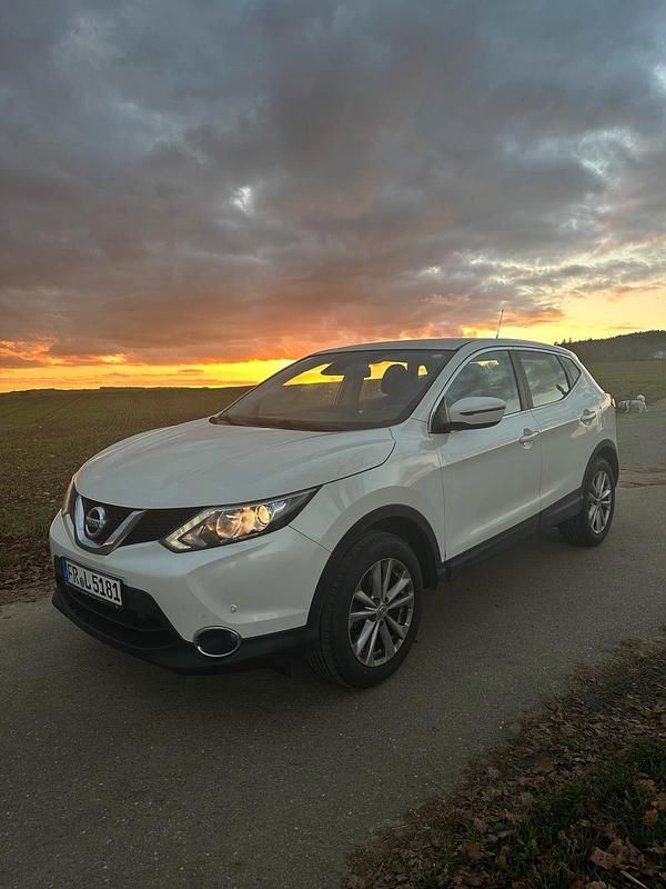 Weiß Gebraucht 2016 Nissan Qashqai SUV | 10.900 € (Superpreis) - Bild 1/4