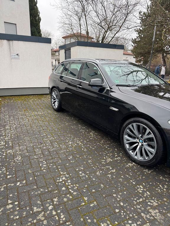 Gebraucht BMW 523 204 PS (150 kW) 2011 Schwarz Kombi