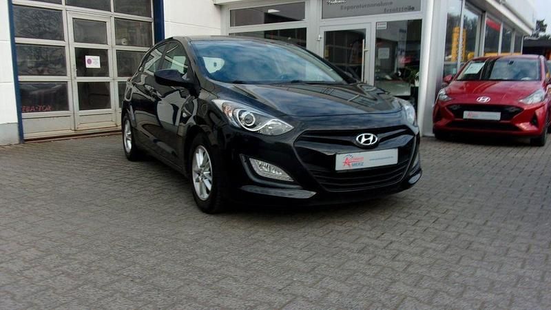 Gebraucht Hyundai i30 Edition 99 PS (72 kW) 2013 Schwarz Limousine
