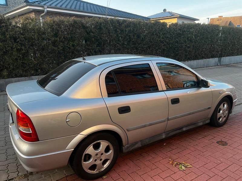 Gebraucht Opel Astra 101 PS (74 kW) 2001 Silber Limousine