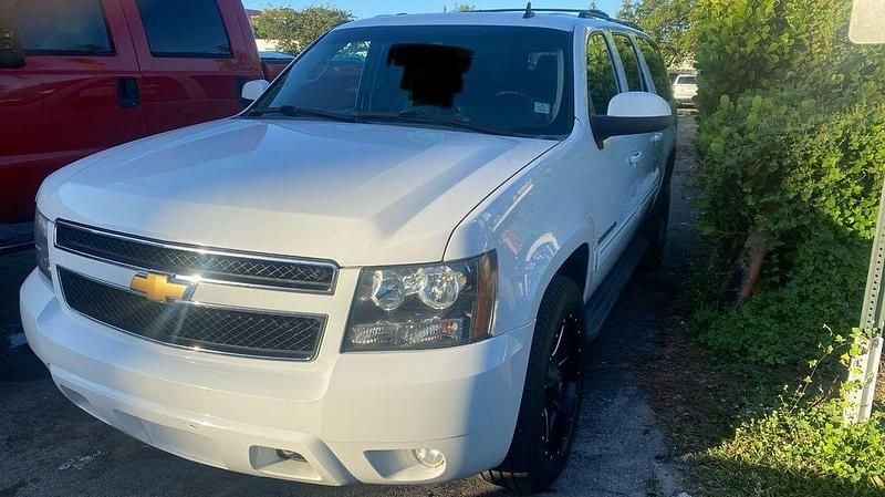 Weiß Gebraucht 2013 Chevrolet Suburban LTZ SUV | 19.730 € - Bild 1/4