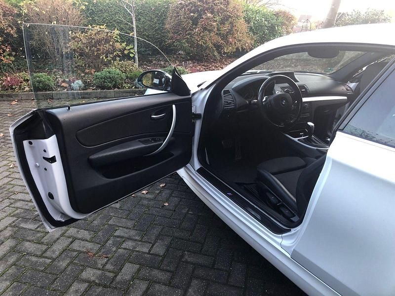 Grau Gebraucht 2009 BMW 123 Sport Line Kleinwagen | 7.699 € - Bild 1/4