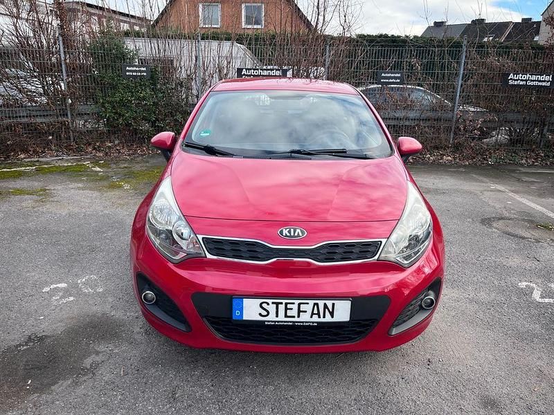 Gebraucht Kia Rio DREAM-TEAM Edition 109 PS (80 kW) 2013 Rot Limousine