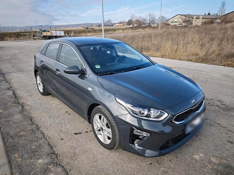 Grau Gebraucht 2021 Kia Ceed Kleinwagen | 16.890 € (Superpreis) - Bild 1/4