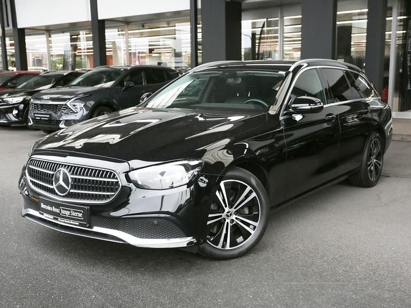 Unilack schwarz Gebraucht 2021 Mercedes E220 Avantgarde Kombi | 26.790 € (Guter Preis) - Bild 1/4