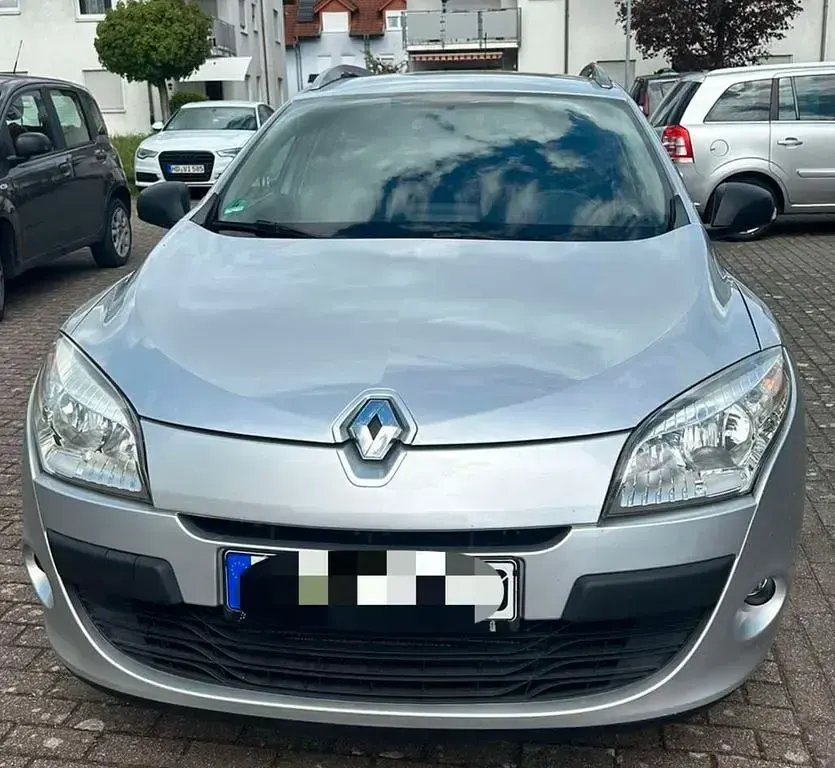 Używany Renault Mégane 106 KM (77 kW) 2011 Srebrny Sedan/Limuzyna