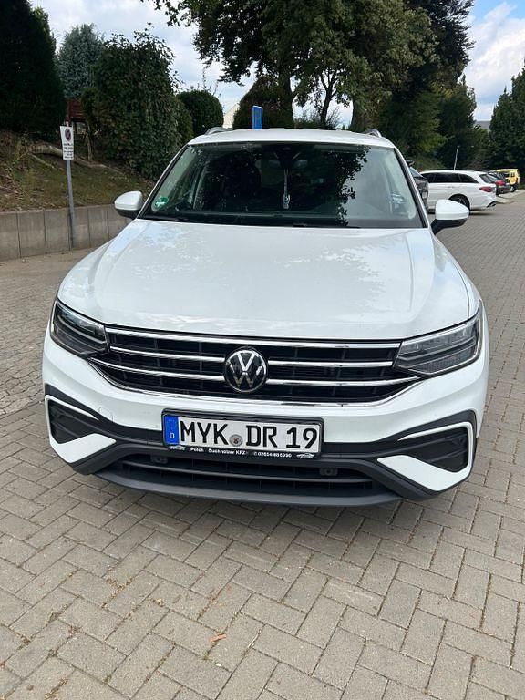 Weiß Gebraucht 2023 VW Tiguan Allspace Life SUV | 36.500 € (Etwas zu teuer) - Bild 1/4