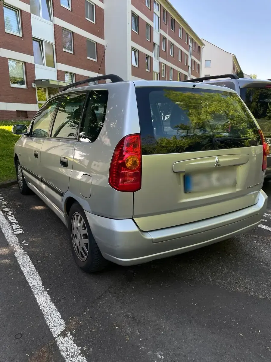 Begagnad Mitsubishi Space Star 98 HK (72 kW) 2003 Silver Minibuss