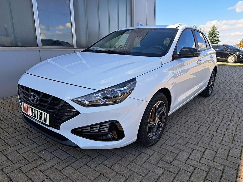 Weiß Gebraucht 2021 Hyundai i30 Intro Edition Limousine | 17.450 € (Guter Preis) - Bild 1/4
