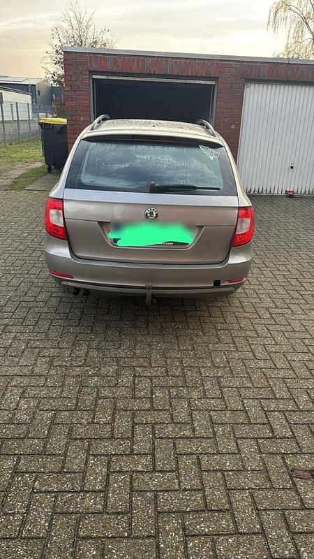 Gebraucht Skoda Superb 129 PS (94 kW) 2011 Gold Kombi