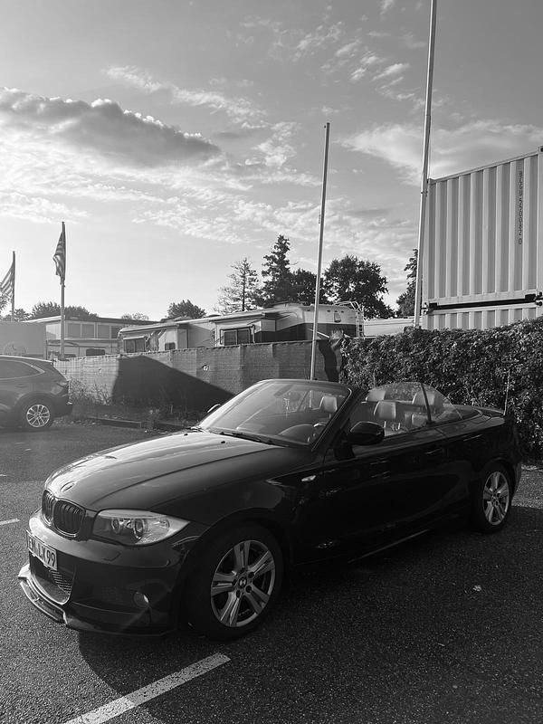 Blau Gebraucht 2011 BMW 118 Cabriolet Cabrio | 9.500 € (Etwas zu teuer) - Bild 1/4