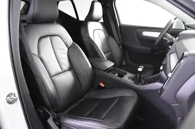 Gebraucht Volvo XC40 Momentum 129 PS (94 kW) 2022 Weiss (metallic) SUV