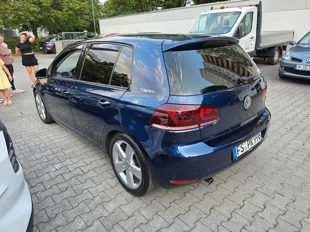 Gebraucht VW Golf VI Team 105 PS (77 kW) 2010 Blau Kleinwagen