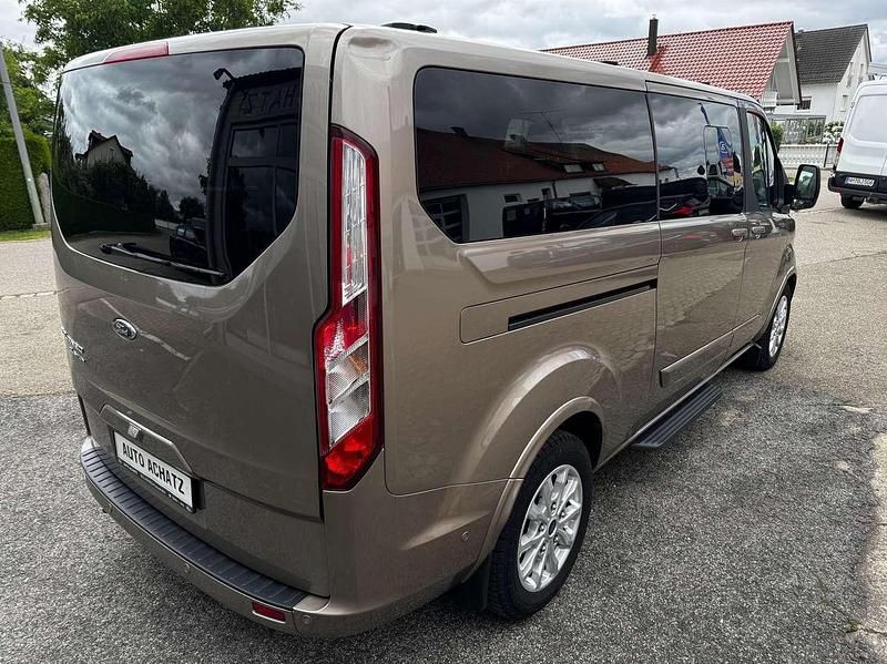 Gebraucht Ford Tourneo Titanium 150 PS (110 kW) 2023 Pyritsilber Van / Kleinbus