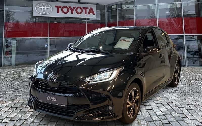 Schwarz Neu 2025 Toyota Yaris Hybrid Limousine | 22.490 € (Guter Preis) - Bild 1/4