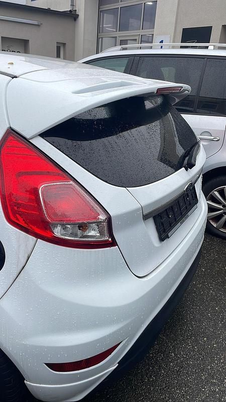 Gebraucht Ford Fiesta 80 PS (58 kW) 2013 Weiß Kleinwagen