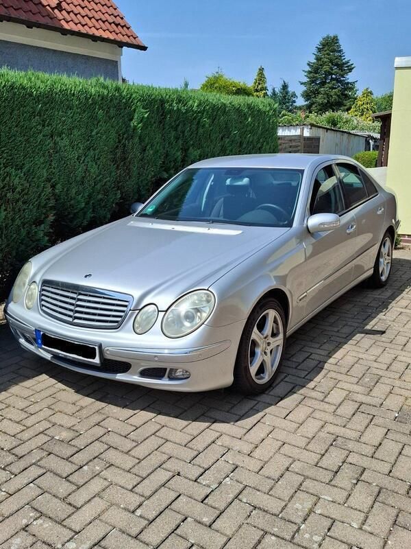 Silber Gebraucht 2005 Mercedes E240 Limousine | 5.250 € (Superpreis) - Bild 1/3