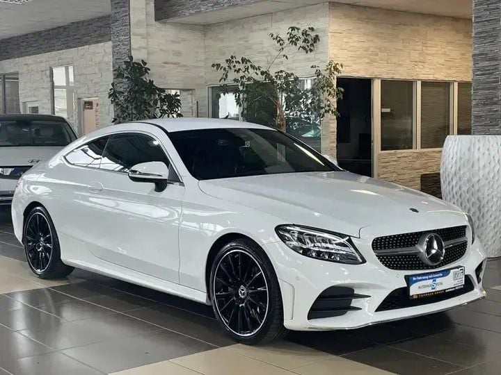 Weiß polarweiss unilack Gebraucht 2021 Mercedes C200 AMG line Coupé | 33.400 € (Guter Preis) - Bild 1/4
