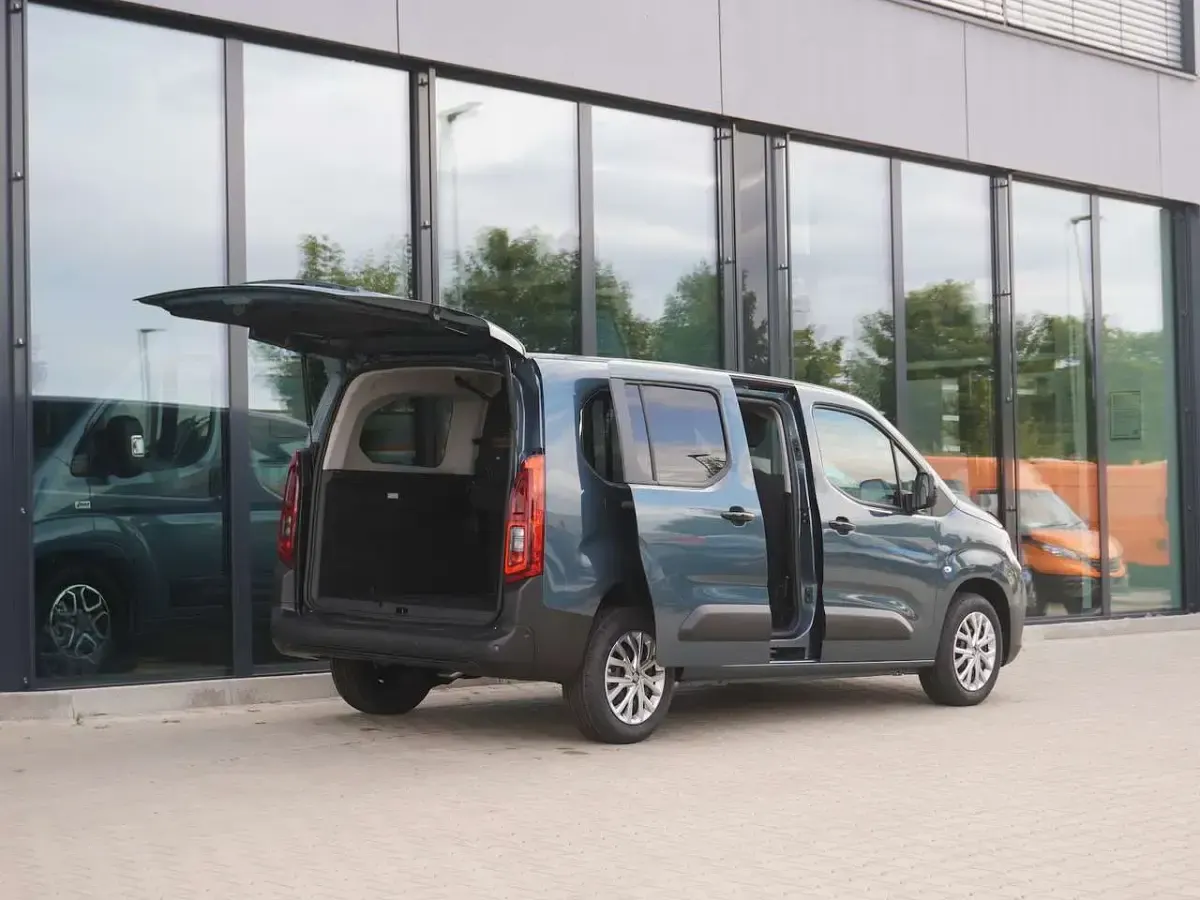 Neu Fiat Doblò 131 PS (96 kW) 2026 Blau Van / Kleinbus