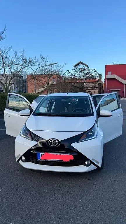 Gebraucht Toyota Aygo X-play 69 PS (50 kW) 2017 Weiß Kleinwagen