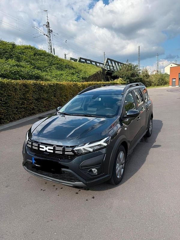 Grau Gebraucht 2023 Dacia Jogger Expression Kombi | 16.500 € (Guter Preis) - Bild 1/4