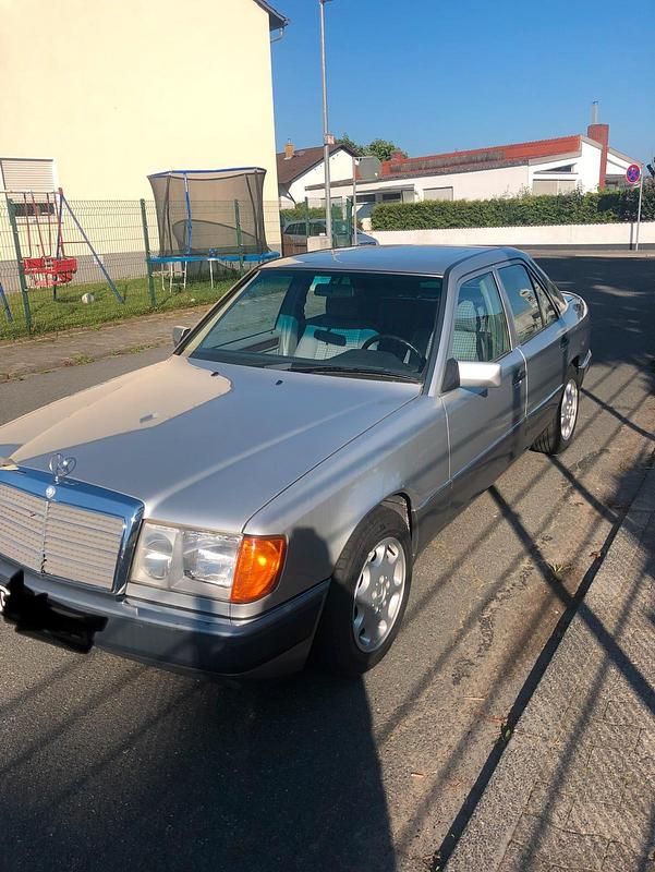 Gebraucht Mercedes E230 136 PS (100 kW) 1991 Silber Limousine