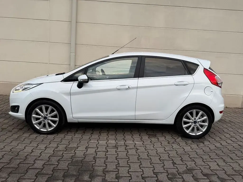 Gebraucht Ford Fiesta Titanium 101 PS (74 kW) 2016 Weiß Kleinwagen