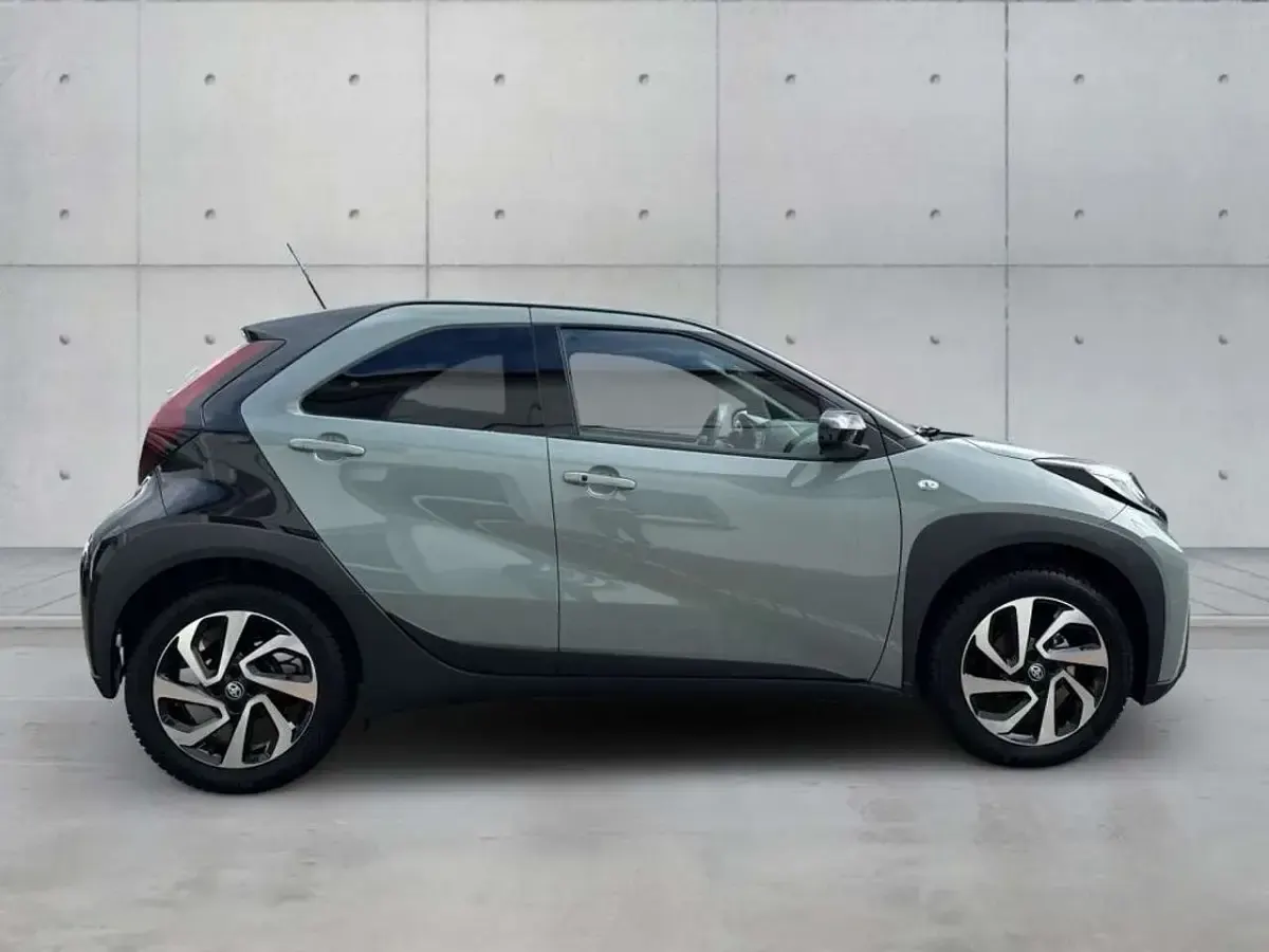 Neu Toyota Aygo X 72 PS (52 kW) 2025 Urban khaki / black SUV