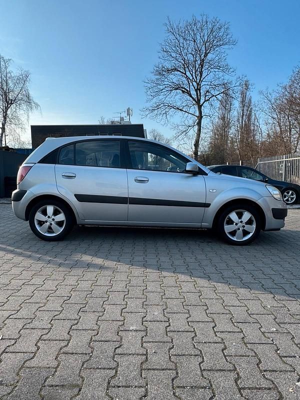 Second-hand Kia Rio 90 CP (66 kW) 2007 Argintiu Berlinǎ