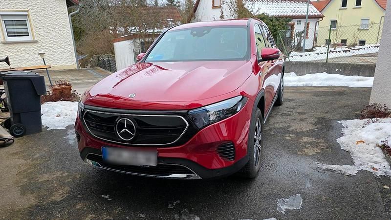 Rot Gebraucht 2022 Mercedes EQB250 SUV | 29.990 € (Guter Preis) - Bild 1/4