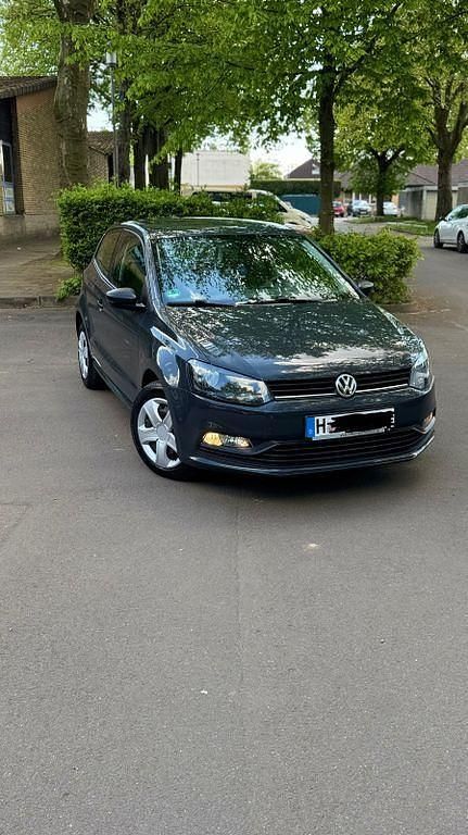 Grau Gebraucht 2015 VW Polo Trendline Kleinwagen | 6.399 € (Fairer Preis) - Bild 1/4