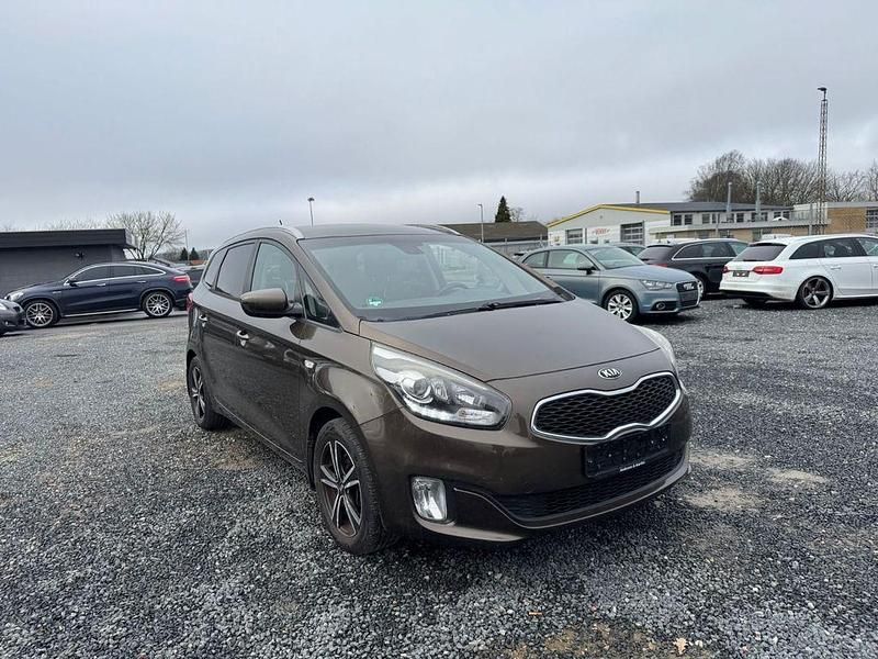 Gebraucht Kia Carens Spirit 135 PS (99 kW) 2014 Braun Van / Kleinbus