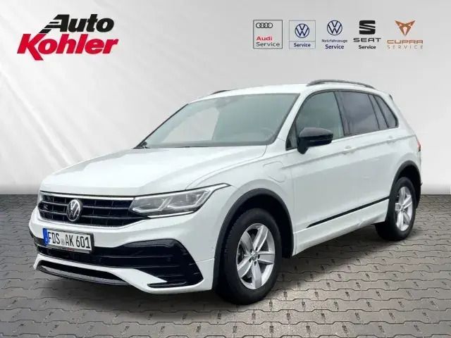Oryxweiß perlmutteffekt (weiss) Gebraucht 2022 VW Tiguan R-line SUV | 32.880 € (Guter Preis) - Bild 1/4