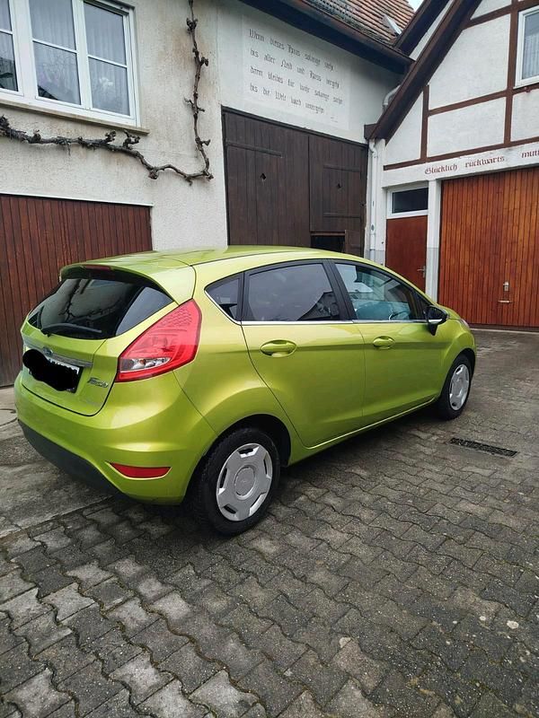 Gebraucht Ford Fiesta 97 PS (71 kW) 2009 Grün Kleinwagen