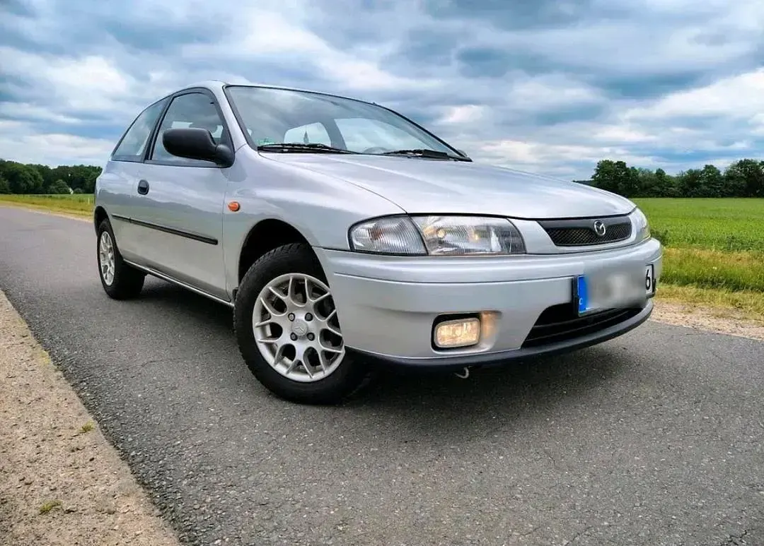 Gebraucht Mazda 323 73 PS (53 kW) 1998 Grau Kleinwagen