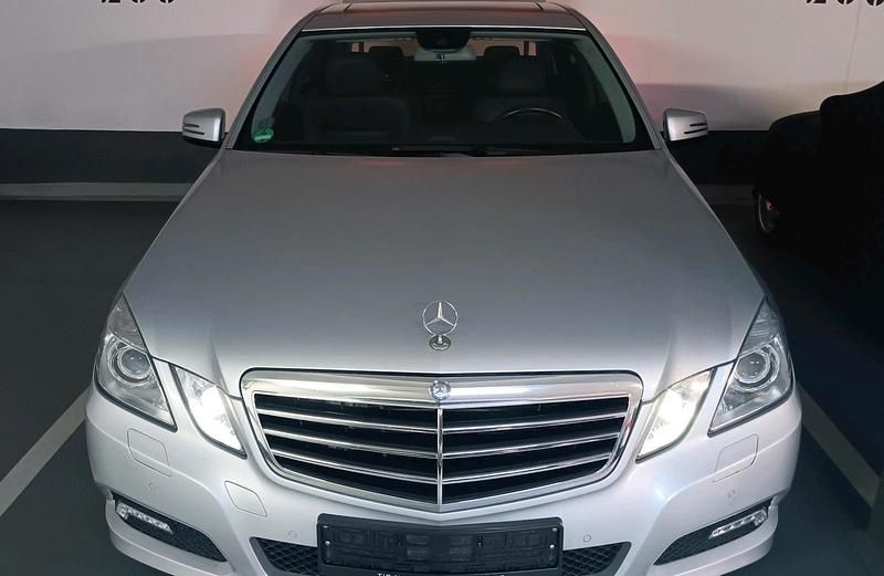 Silber Gebraucht 2009 Mercedes E350 Avantgarde Limousine | 16.500 € (Etwas zu teuer) - Bild 1/4