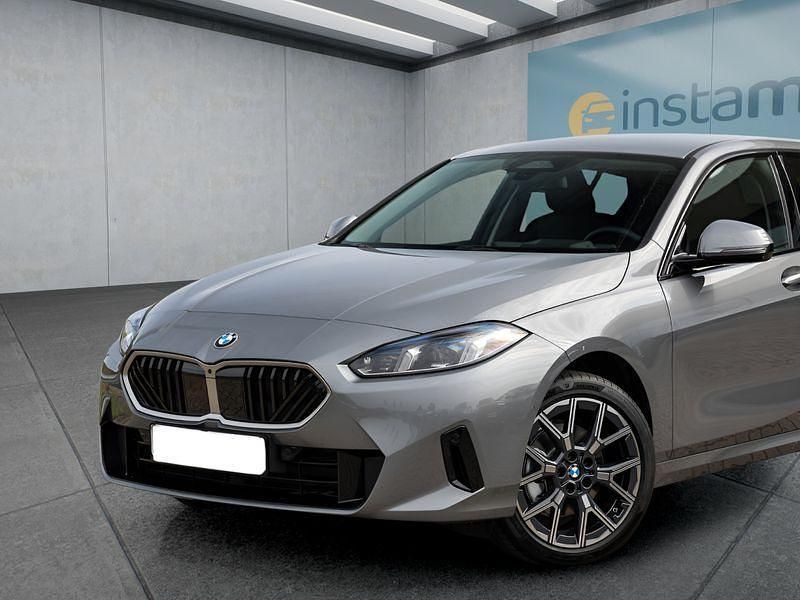 Grau Gebraucht 2024 BMW 120 Kleinwagen | 34.599 € (Fairer Preis) - Bild 1/4
