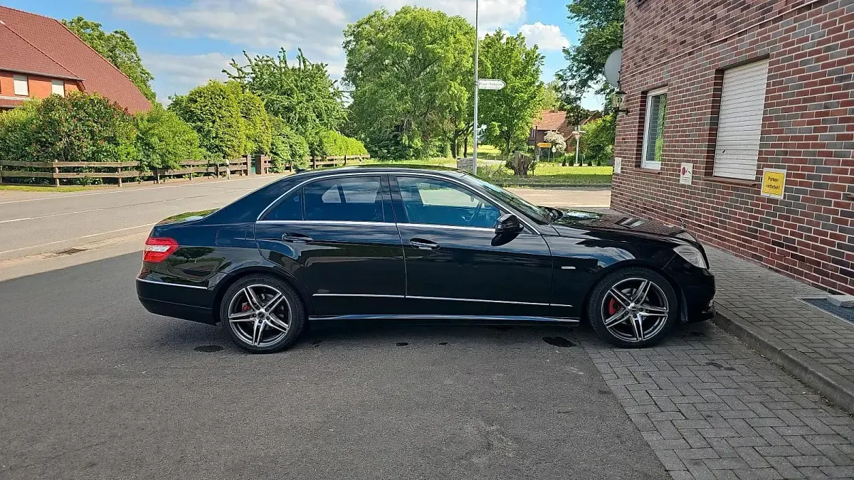Gebraucht Mercedes E220 170 PS (125 kW) 2009 Schwarz Limousine