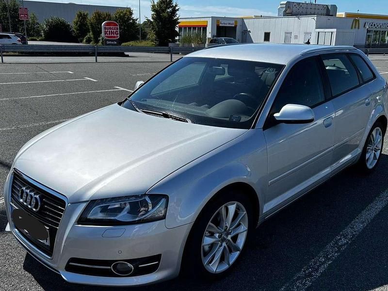 Silber Gebraucht 2011 Audi A3 Sportback Ambition Kombi | 6.999 € (Guter Preis) - Bild 1/4