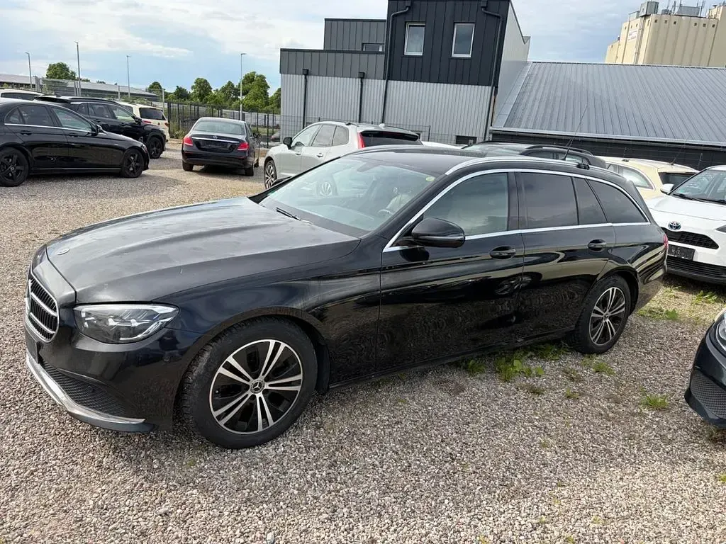 Gebraucht Mercedes E220 Avantgarde 200 PS (147 kW) 2022 Schwarz Limousine