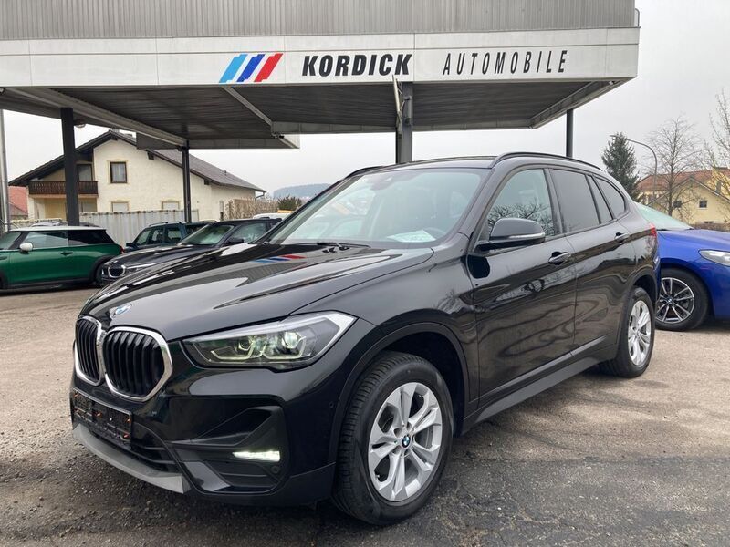 Saphirschwarz metallic (475) Gebraucht 2022 BMW X1 Performance SUV | 23.500 € (Superpreis) - Bild 1/4