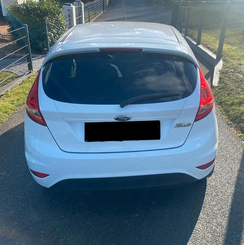 Gebraucht Ford Fiesta 82 PS (60 kW) 2011 Weiß Kleinwagen