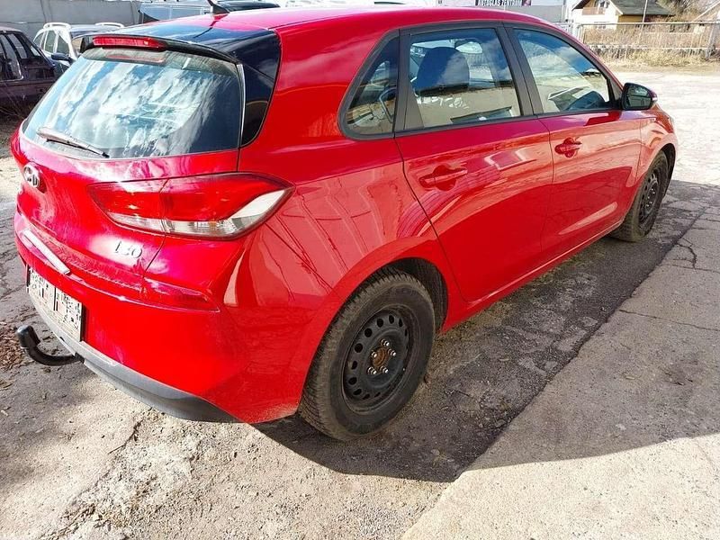 Rot Gebraucht 2017 Hyundai i30 Select Limousine | 8.888 € (Fairer Preis) - Bild 1/4