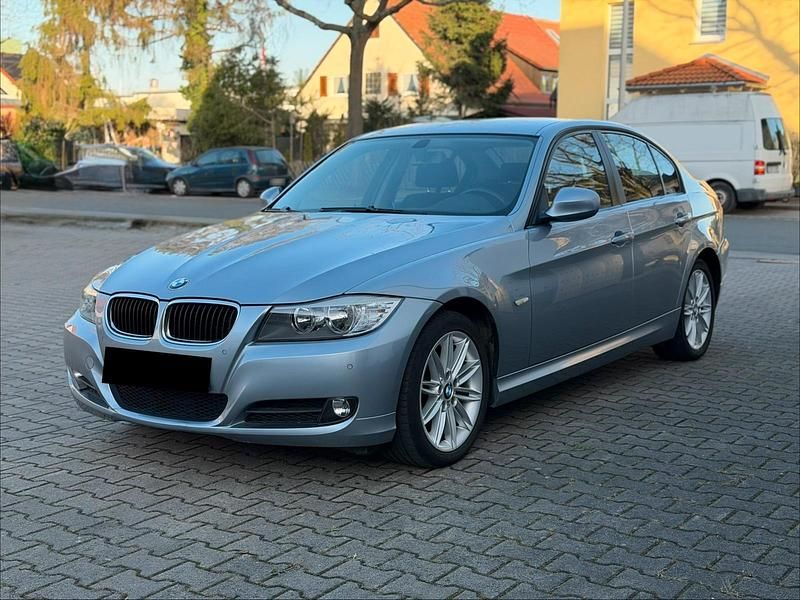 Gebraucht BMW 320 170 PS (125 kW) 2009 Blau Limousine
