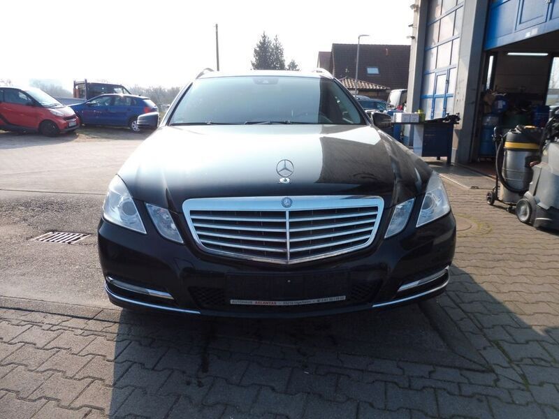 Schwarz Gebraucht 2012 Mercedes E200 Limousine | 9.900 € (Guter Preis) - Bild 1/4