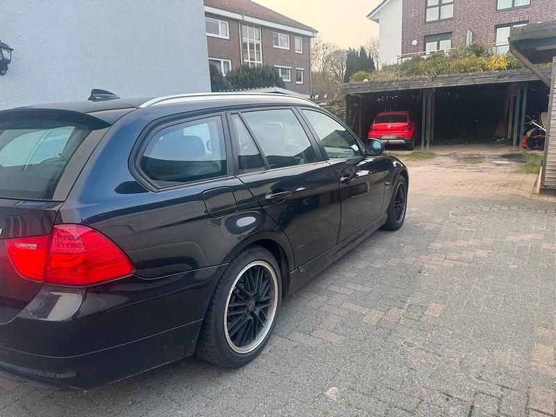Gebraucht BMW 320 184 PS (135 kW) 2012 Schwarz Kombi