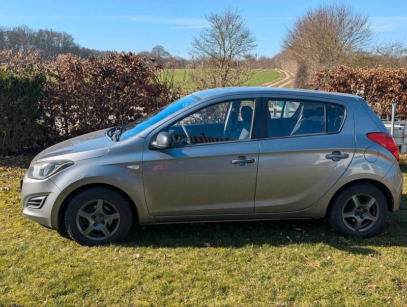 Gebraucht Hyundai i20 86 PS (63 kW) 2013 Grau Kleinwagen