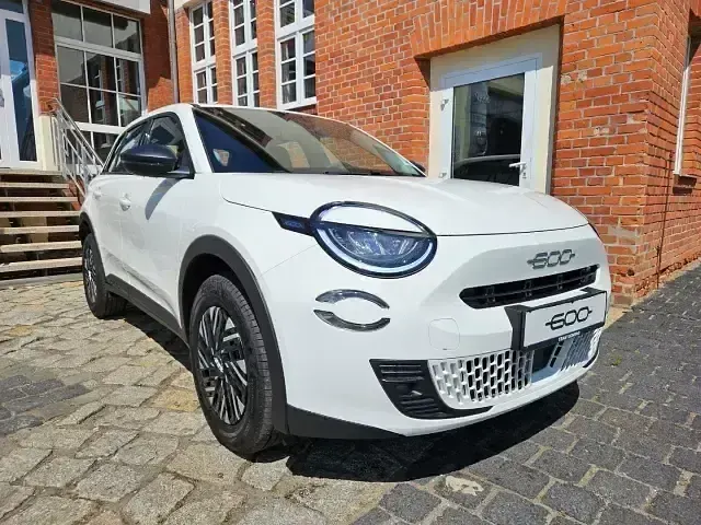 Neu Fiat 600 136 PS (100 kW) 2025 Gelato weiß SUV