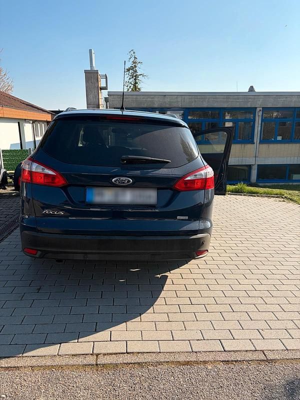 Gebraucht Ford Focus 125 PS (91 kW) 2014 Blau Kombi