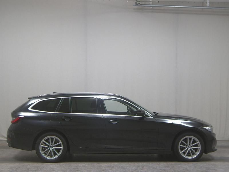 Schwarz Gebraucht 2023 BMW 318 Shadowline Kombi | 22.580 € (Superpreis) - Bild 1/4